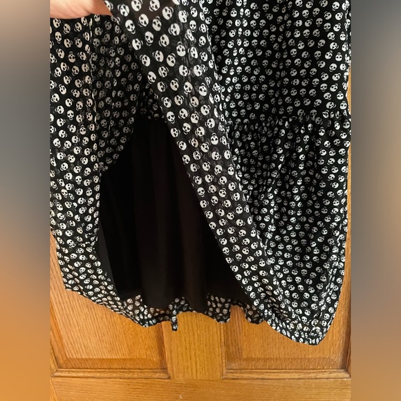 Mesh peplum SKULL PRINT top torrid size 1 - Picture 8 of 9